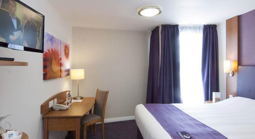 Premier Inn Chichester Szoba fotó